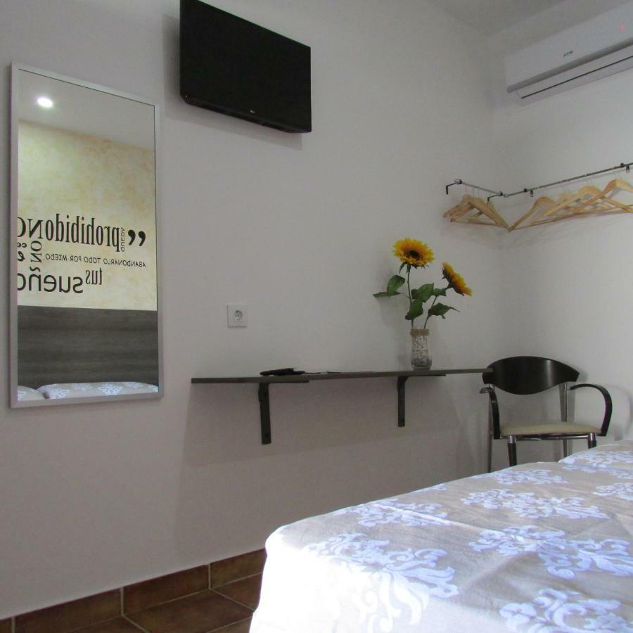 Hostal Almagro - Parking Exterior photo