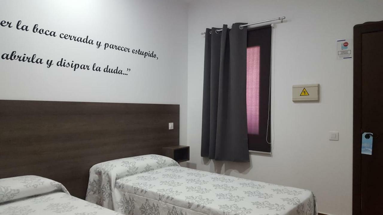 Hostal Almagro - Parking Exterior photo
