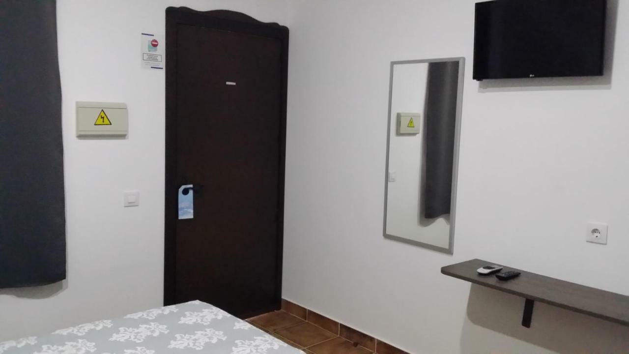 Hostal Almagro - Parking Exterior photo